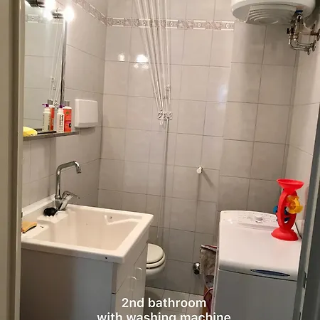 Free Parking And Air Conditioner Apartment